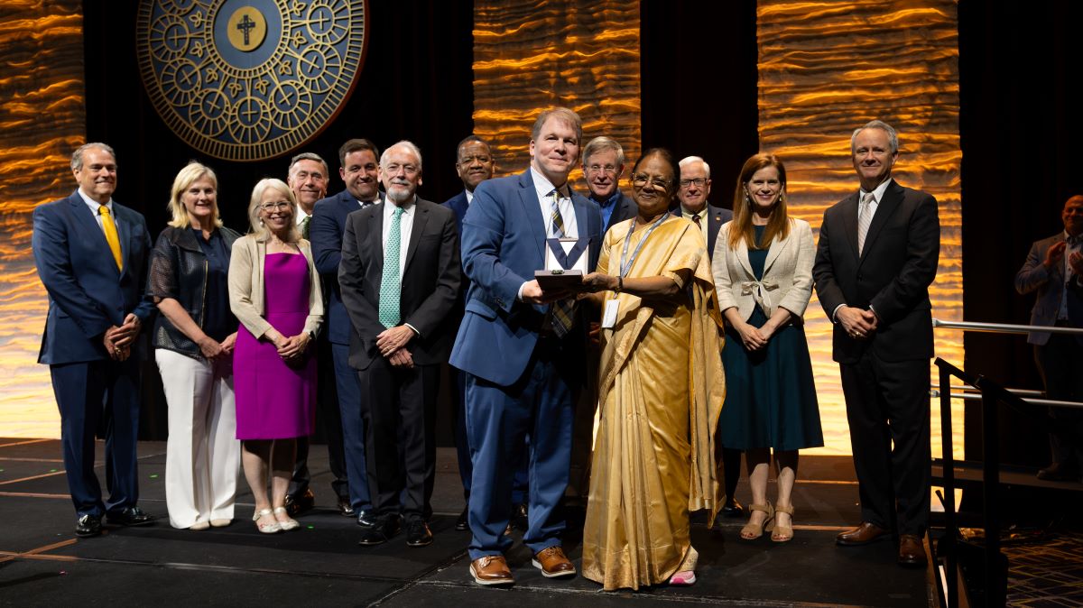 Dr. Ananthi Jebasingh receiving William Wilberforce Award